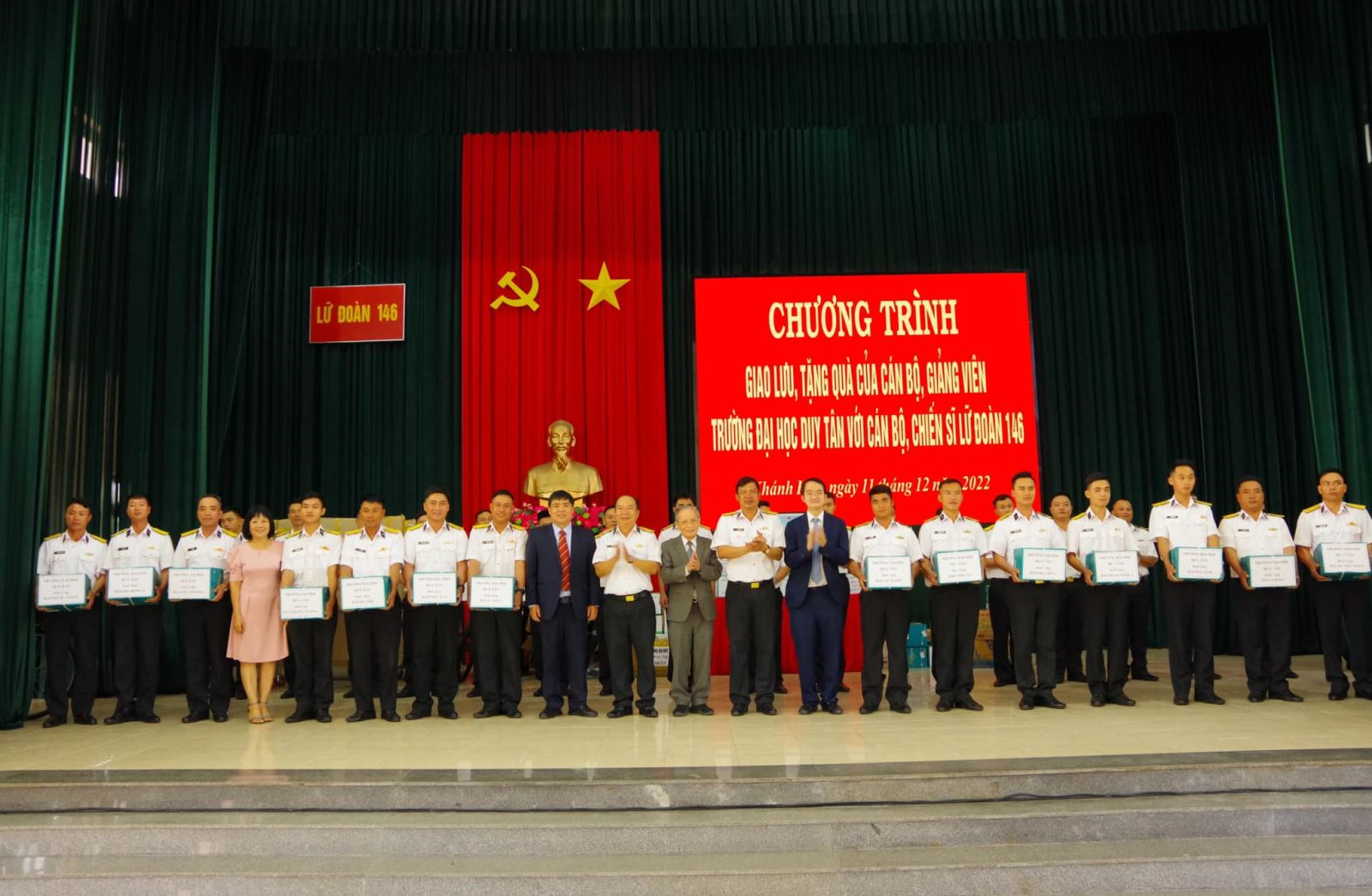 ĐOÀN CÁN BỘ GIẢNG VIÊN VÀ SINH VIÊN TRƯỜNG ĐẠI HỌC DUY TÂN THĂM, TẶNG QUÀ VÀ GIAO LƯU VỚI CÁN BỘ, CHIẾN SĨ LỮ ĐOÀN 146, VÙNG 4 HẢI QUÂN, HUYỆN TRƯỜNG SA, TỈNH KHÁNH HOÀ